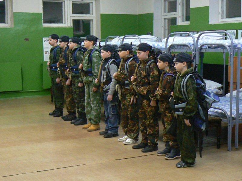Воспитанники «Воинского братства» проводят выходные в «армейских казармах»